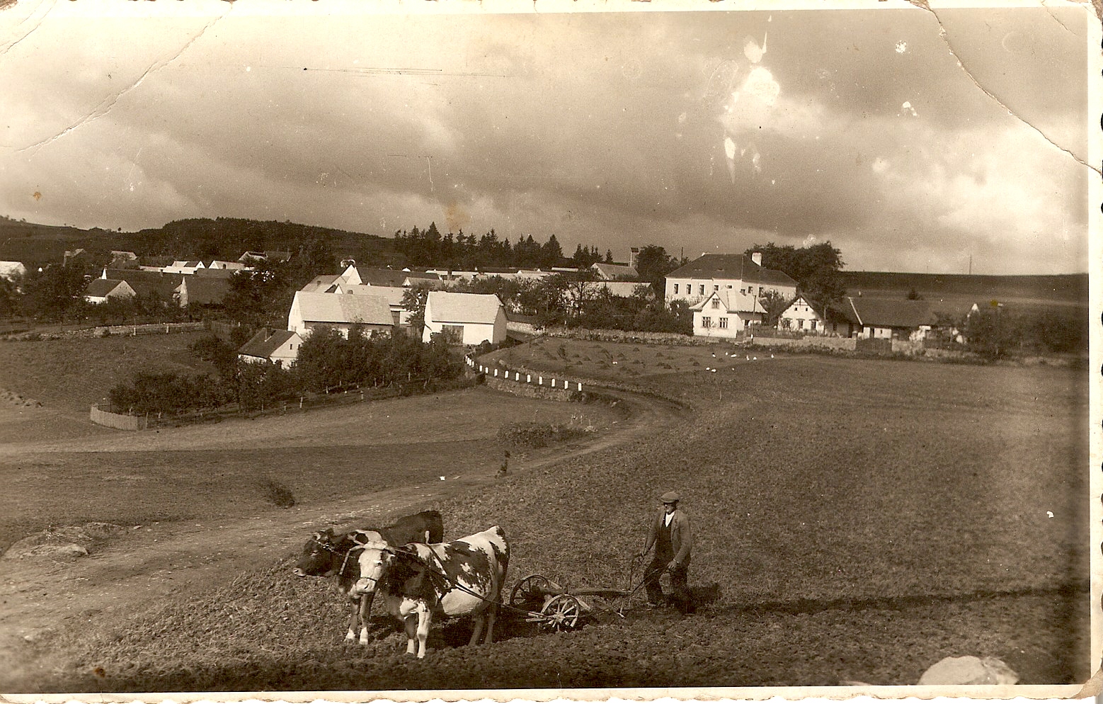 Pohled od bývalé pískovny, před rokem 1947 (majitel fotografie Kahudová J.)