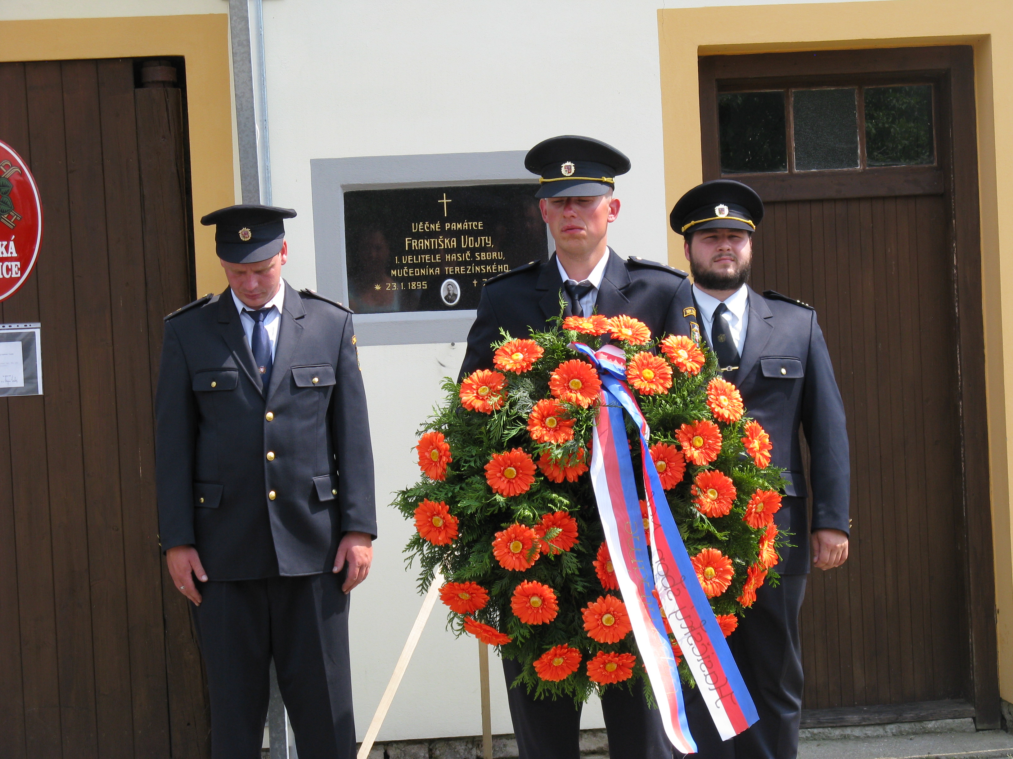 Pokládání věnce k pomníku Františka Vojty (autor Jiří Švehla)