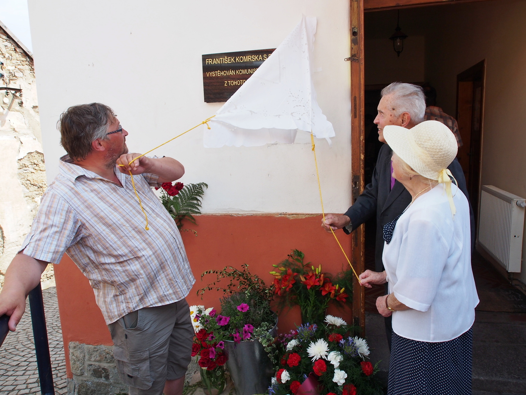 Odhalování pamětní desky za rodinu p. Komrsky (autor Vladislav Hošek)