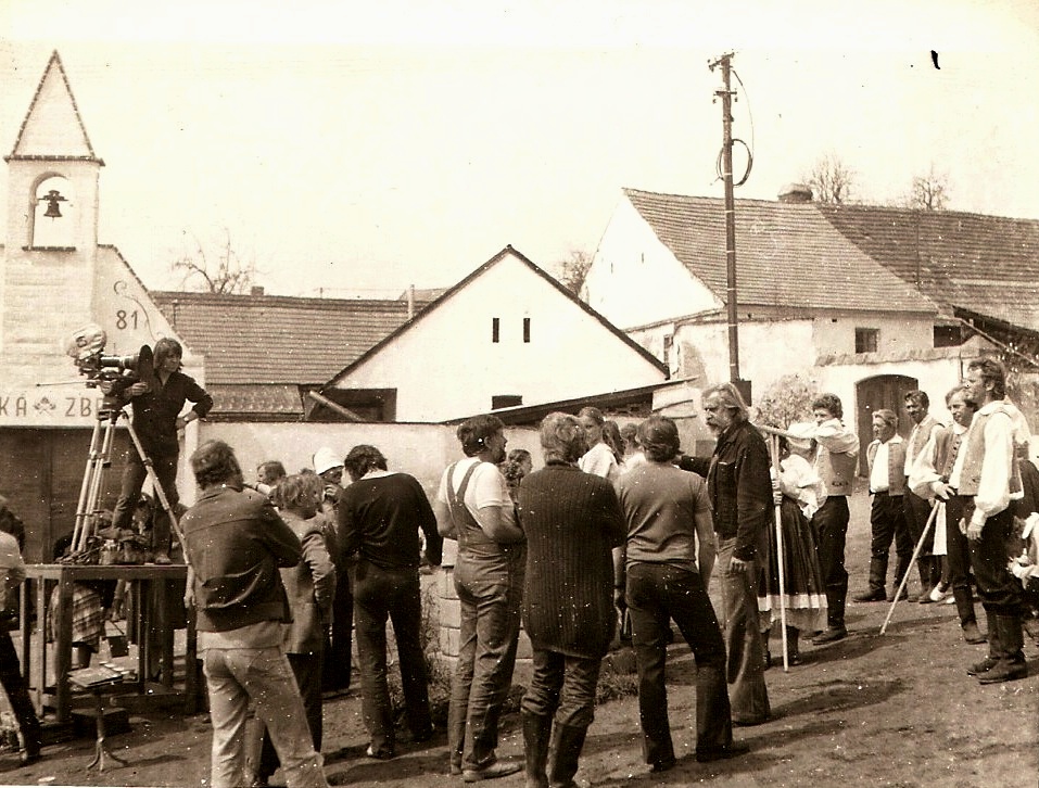 Trhák 1980, náves, režisér Podskalský před č.p. 11, (majitel fotografie Myslík K.)